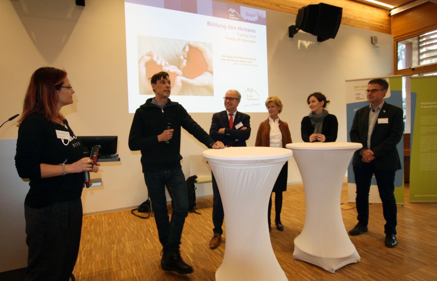 „Fachtagung Bildung des Herzens“: Wie frühkindliche Bildung gelingt. (von links nach rechts) Professor Dr. Holger Ziegler, Landrat Manfred Müller, Christiane Kutik, Melanie Mühl und Professor Dr. Michael Böwer diskutierten bei der Fachtagung „Bildung des Herzens“ des Paderborner Kreisjugendamtes, moderiert von Sylvia Homann (ganz links im Bild) von Radio Hochstift Foto: Amt für Presse- und Öffentlichkeitsarbeit, Kreis Paderborn, Michaela Pitz